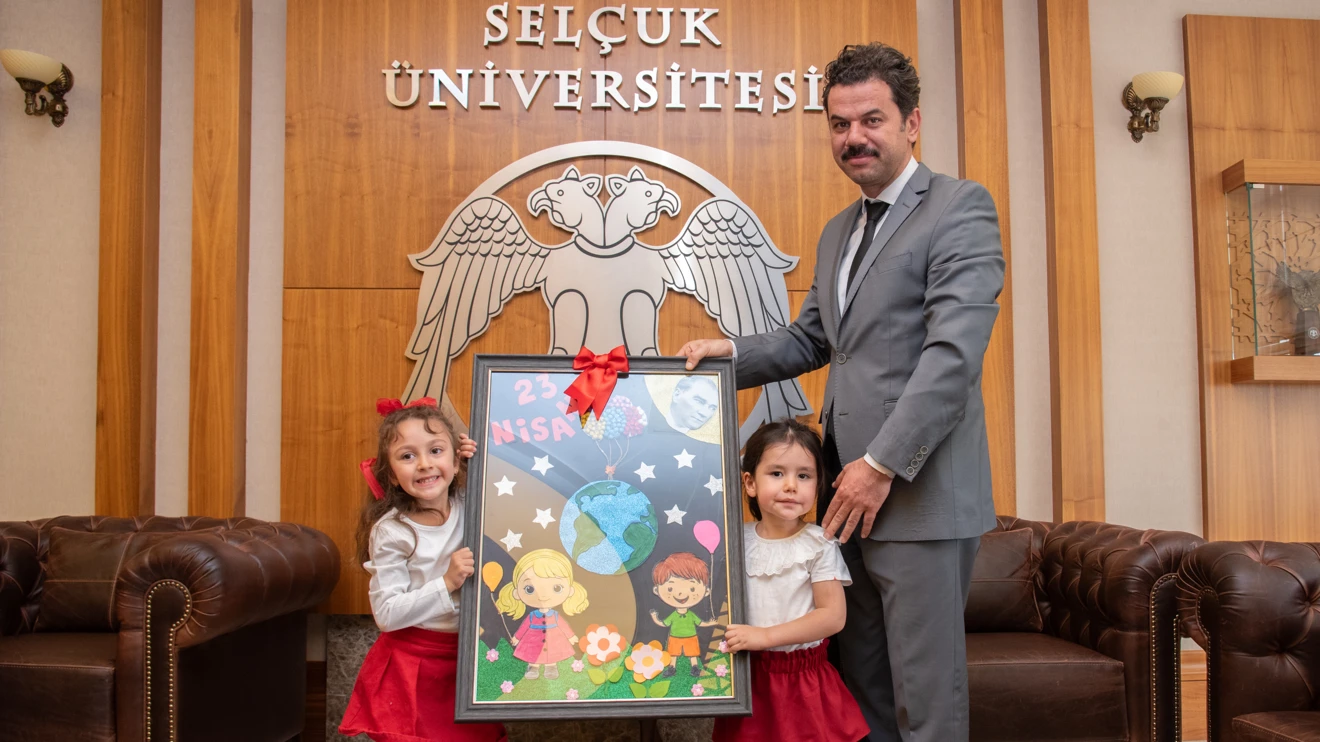 Rektör Yılmaz, makamını çocuklara devretti